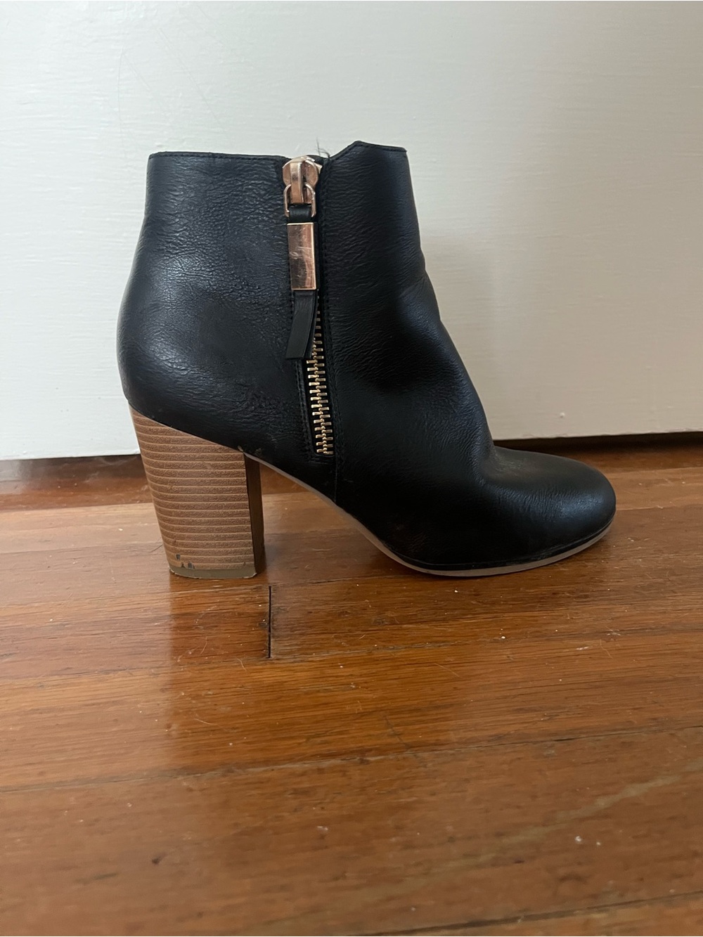 Black Leather Ankle Boot with Heel and side zipper